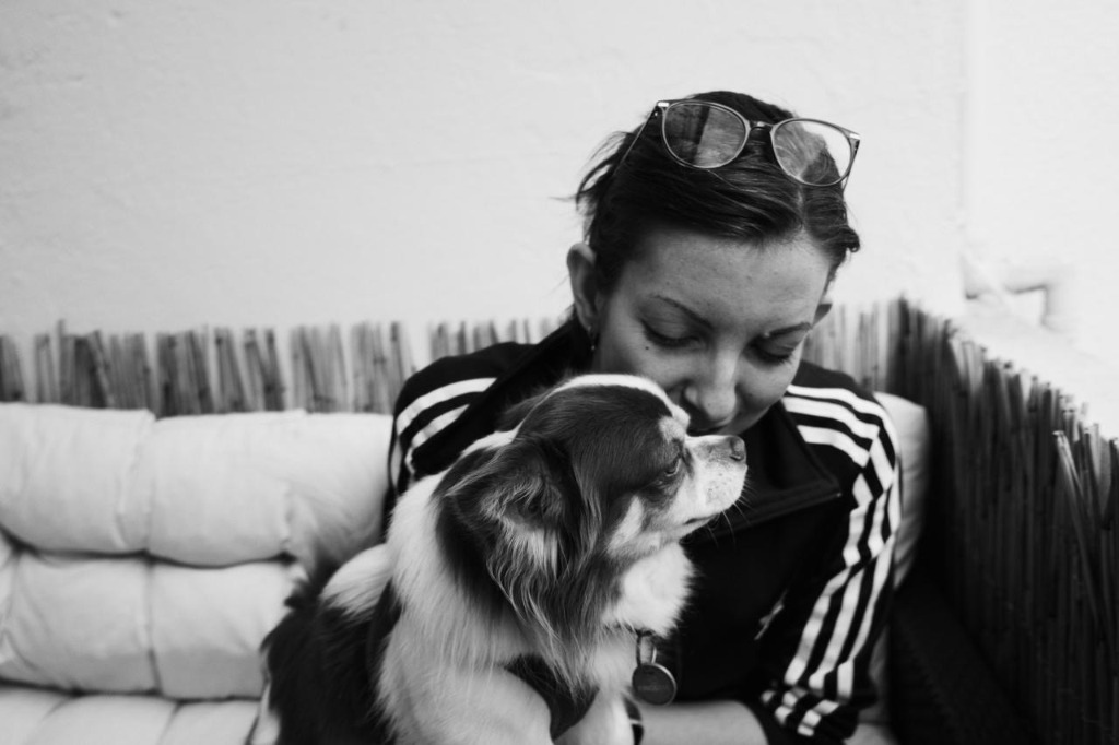 Martha Routen mit ihrem Hund (Schwarz-Weiß)